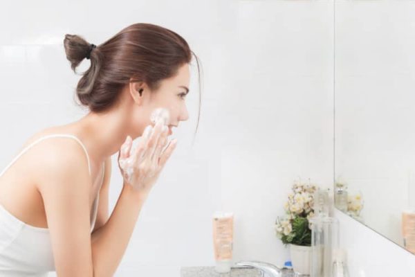 Rửa mặt, tẩy trang là bước quan trọng trong skincare